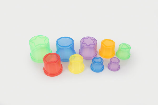 Gobelets de couleur empilables